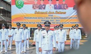 Para Kepada Desa saat dilantik dan diambil sumpahnya untuk penambahan masa periode 2023-2029, Selasa (30/7-24). Foto : BP/Ist