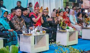 Wali Kota Medan Bobby Nasution dan Menteri Perdagangan Zulkifli Hasan saat acara Pawai Budaya Colorful Medan Night Carnaval. BP/erwan