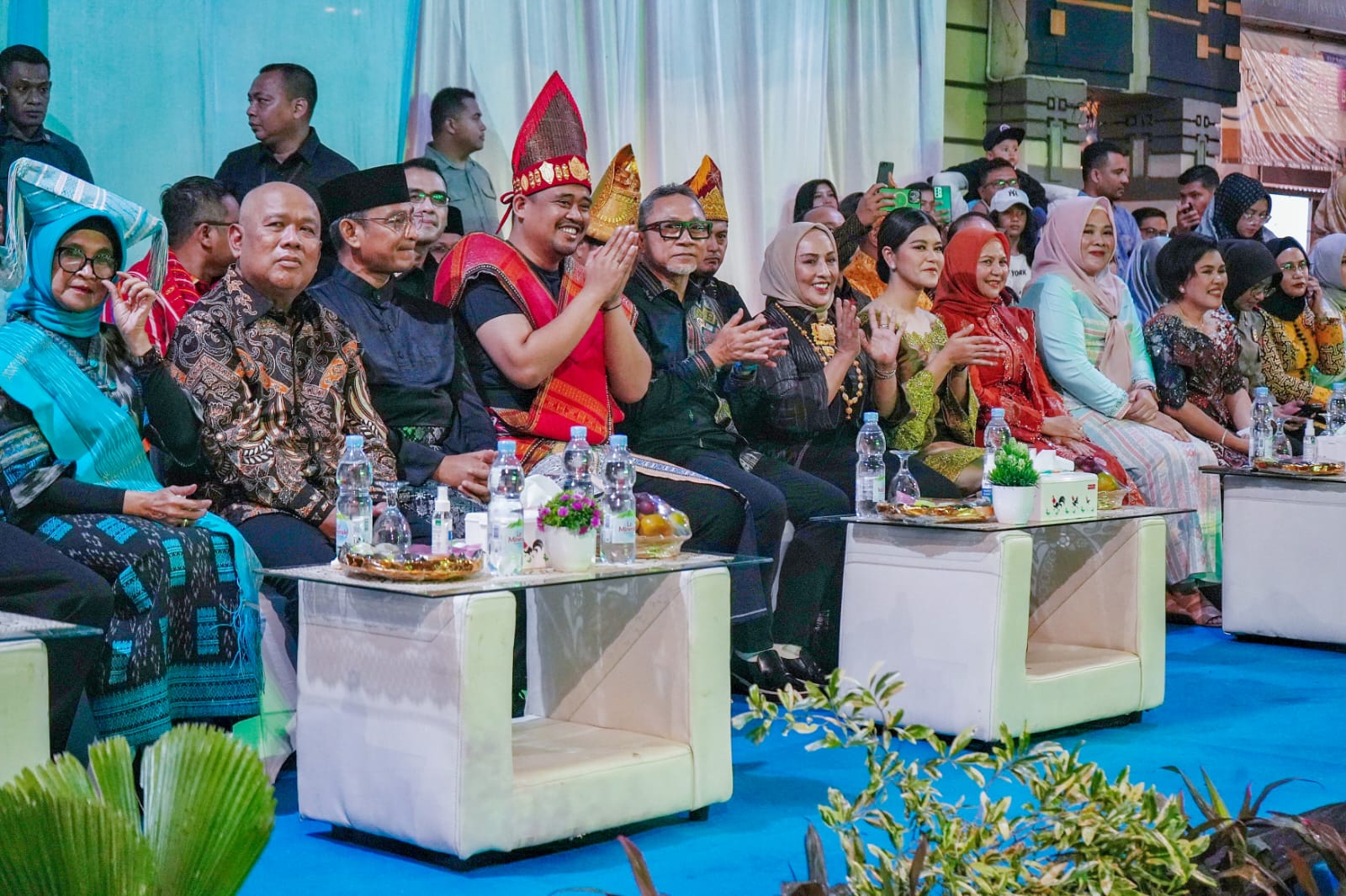 Wali Kota Medan Bobby Nasution dan Menteri Perdagangan Zulkifli Hasan saat acara Pawai Budaya Colorful Medan Night Carnaval. BP/erwan