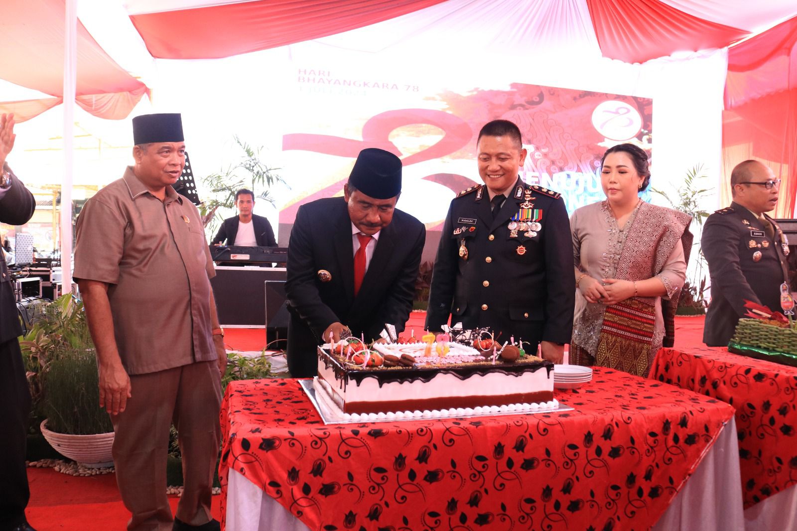 Wali Kota Binjai DRS H Amir Hamzah, M.AP hadiri sukuran HUT Bhayangkara yang ke 78.