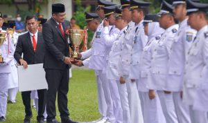 Wali Kota Medan memyalami para ASN usai upacara. BP/erwan