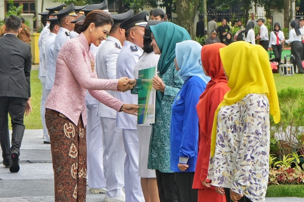 Penyerahan BPJS Ketenagakerjaan kepada pekerja sektor informal. BP/erwan