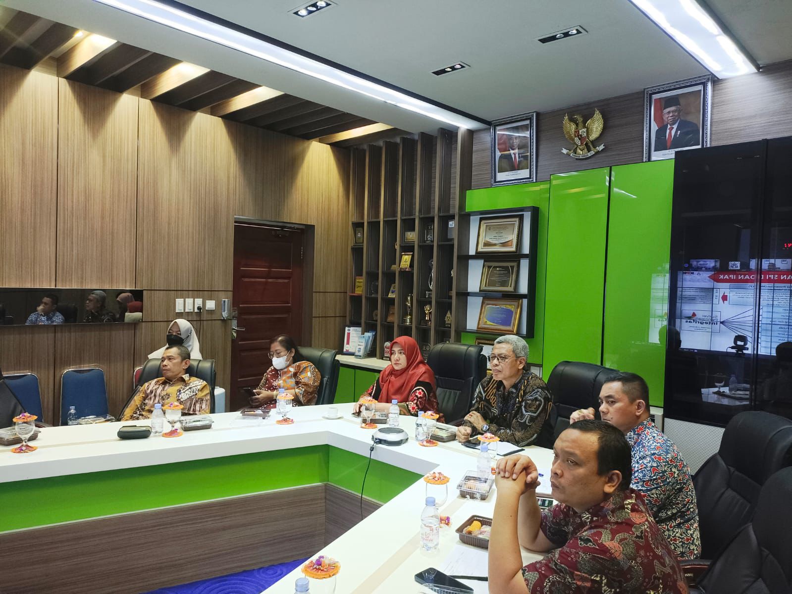 Satuan Kerja Perangkat Daerah(SKPD)Kota Binjai ikuti rapat evaluasi dan persepsi penguatan survei integritas(SPI)secara virtual bersama Komisi Pemberantasan Korupsi(KPK)di gedung BCC Kota Binjai. 
