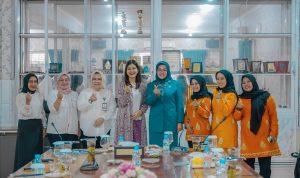 Ketua TP PKK Kota Medan Kahyang Ayu saat foto bersama dengan rombongan TP PKK Palu di Kantor PKK Medan. BP/erwan