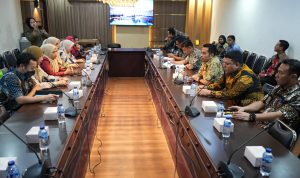 Asisten Administrasi Umum Setda Medan Ferry Ichsan saat pertemuan dengan rombongan Pemkot Makasar di Balai Kota Medan. BP/erwan