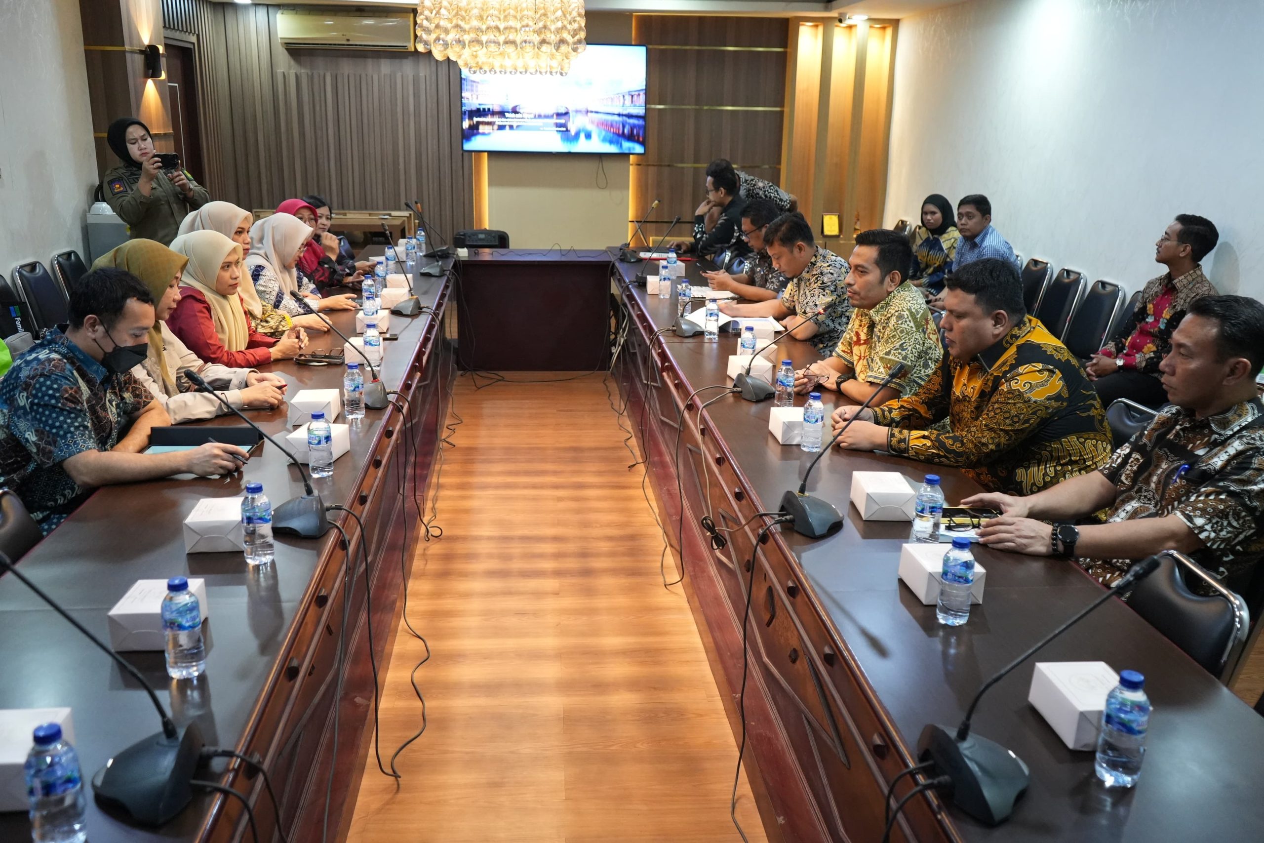 Asisten Administrasi Umum Setda Medan Ferry Ichsan saat pertemuan dengan rombongan Pemkot Makasar di Balai Kota Medan. BP/erwan