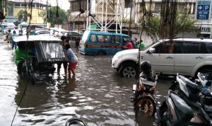 Angkutan umum Medan Bus dan betor mogok akibat banjir di Kawasan Jalan Sutomo dekat pintu masuk Medan Mall. BP/erwan