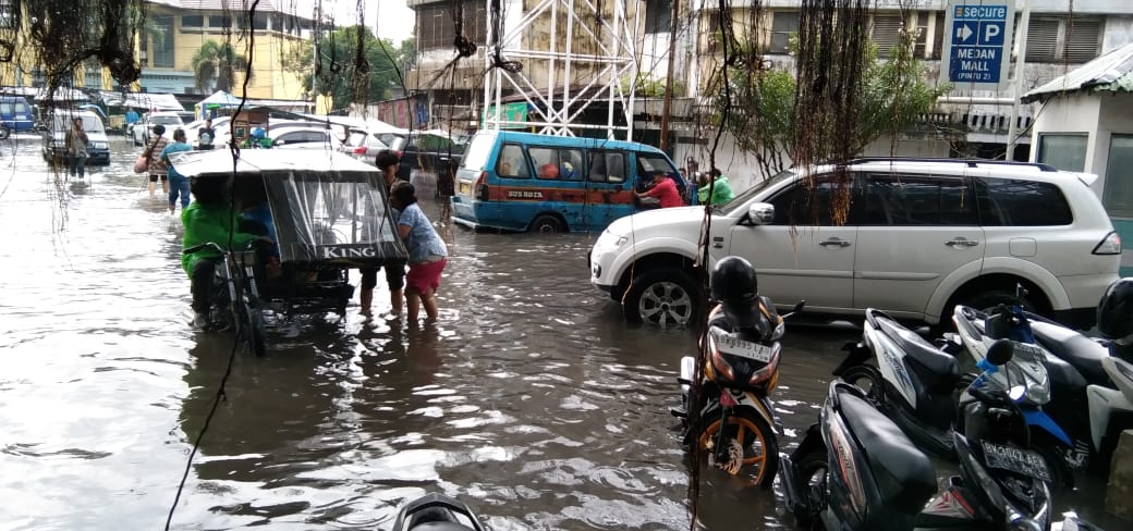 Angkutan umum Medan Bus dan betor mogok akibat banjir di Kawasan Jalan Sutomo dekat pintu masuk Medan Mall. BP/erwan