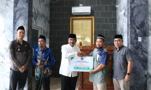Gelar safari jum'at Wali Kota Binjai bersama Kabag Kesra kota Binjai beri bantuan hibah di Masjid Taqwa.