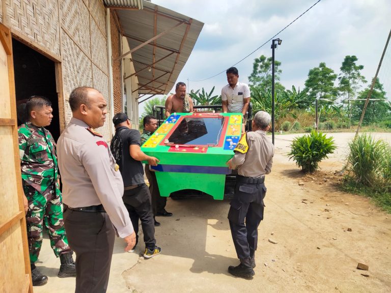 Teks foto : Kapolsek Tanjung Morawa AKP Kemit ketika memimpin penangkapan mesin judi tembak ikan di Tanjung Morawa B beberapa bulan yang lalu tanpa ada tersangka.(Istimewa)