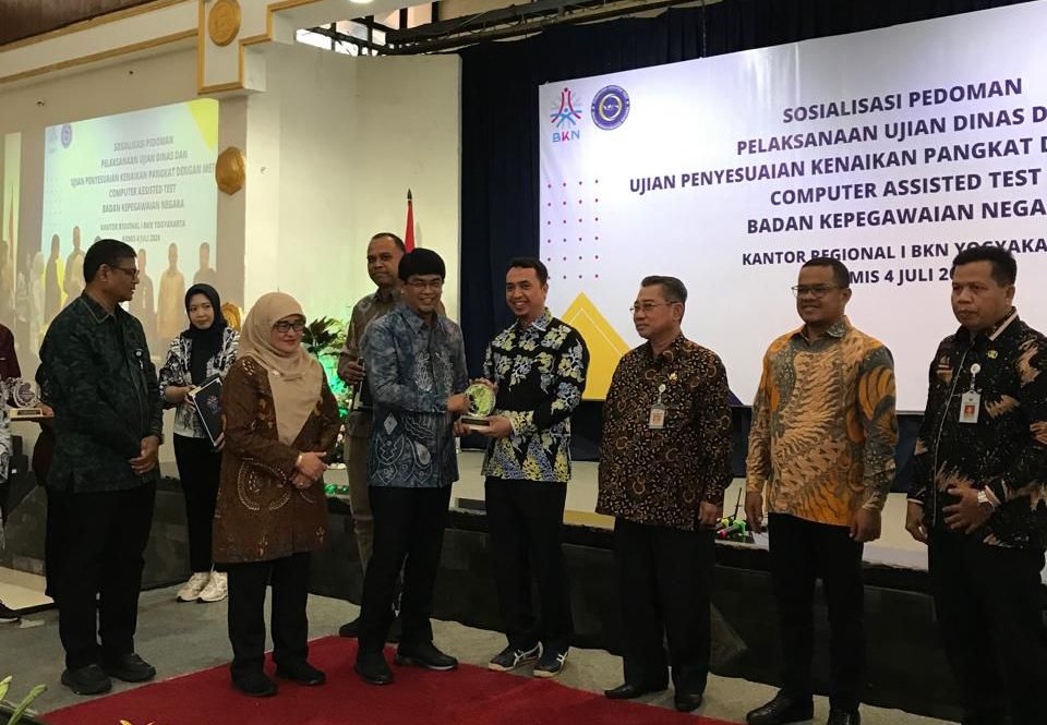 Kepala BKPSDM Kota Binjai Rahmad Fauzi Salim mendapat penghargaan dari Badan Kepegawaian Negara(BKN) 