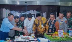 Wali Kota Medan saat memotong kue ulang tahun. BP/erwan
