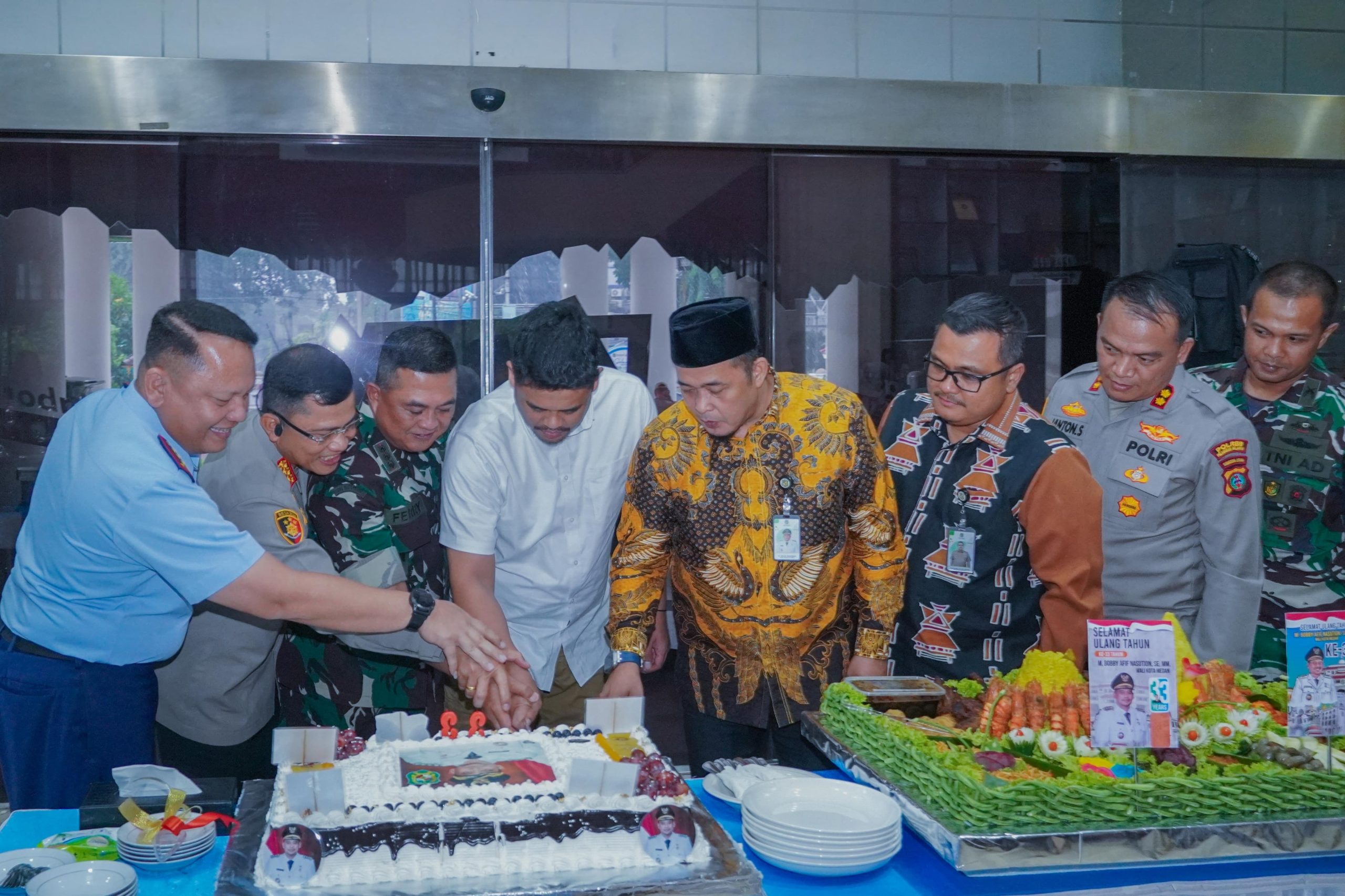 Wali Kota Medan saat memotong kue ulang tahun. BP/erwan