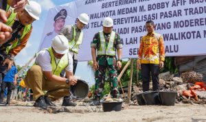Wali Kota Medan Bobby Nasution didampingi Dirut PUD Pasar Medan Suwarno saat peletakan batu pertama revitalisasi Pasar Akik Sukaramai. BP/erwan