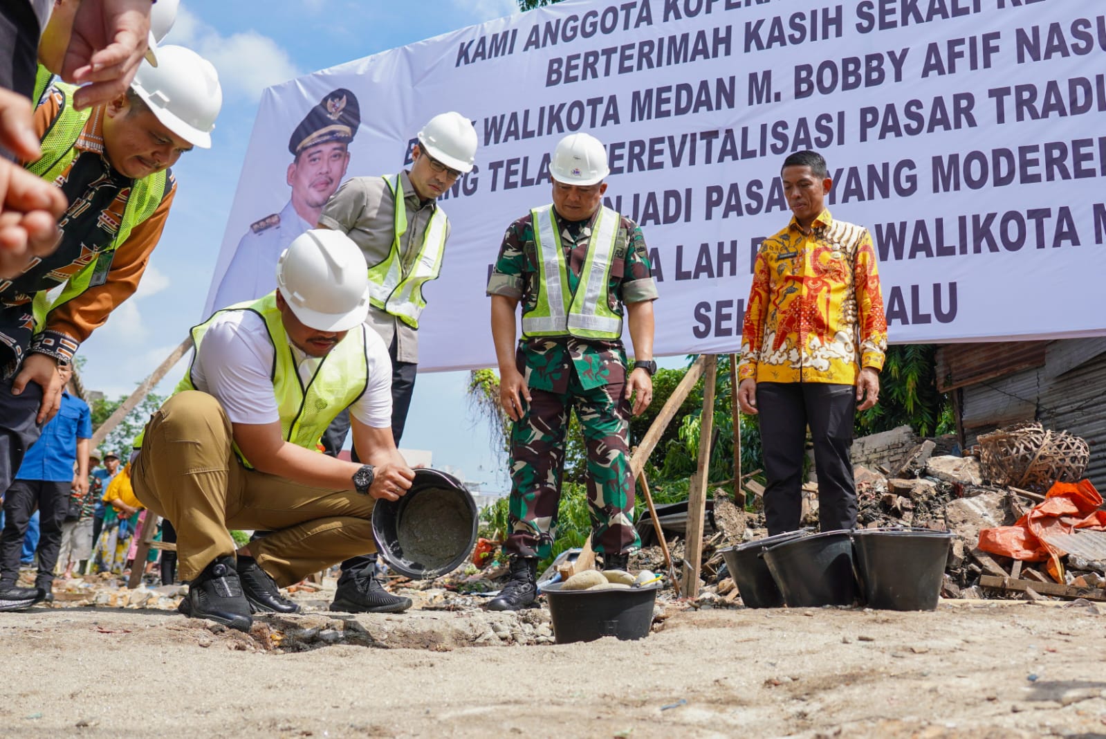 Wali Kota Medan Bobby Nasution didampingi Dirut PUD Pasar Medan Suwarno saat peletakan batu pertama revitalisasi Pasar Akik Sukaramai. BP/erwan