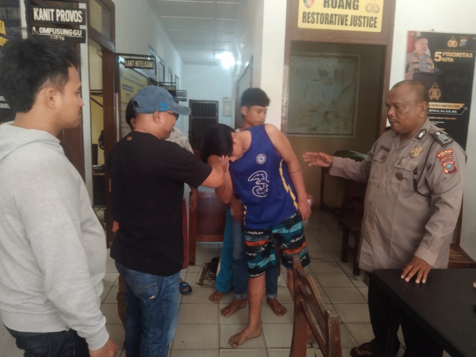 tersangka dan korban di mediasi di Polsek Sibolga Sambas.(Istimewa).