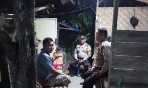Bhabinkamtibmas Polresta Deli Serdang mengecek pos ronda warga menjamin keamanan dan meningkatkan pelayanan.(Istimewa).