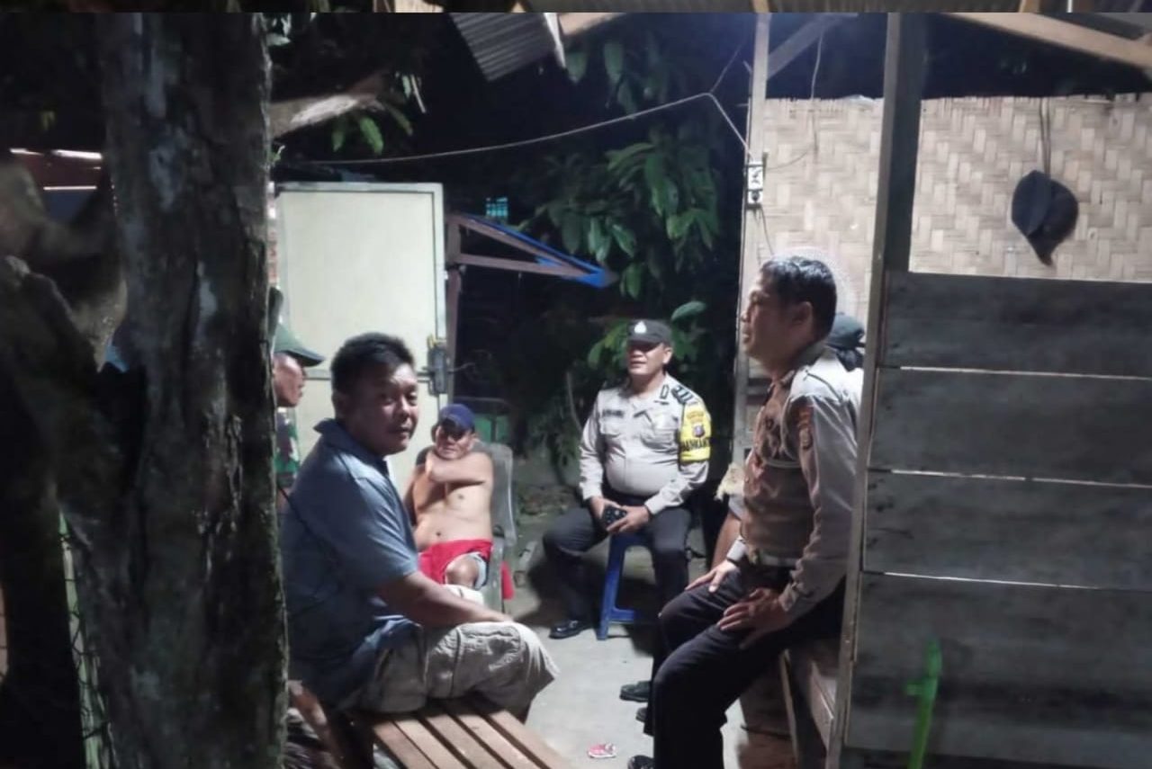 Bhabinkamtibmas Polresta Deli Serdang mengecek pos ronda warga menjamin keamanan dan meningkatkan pelayanan.(Istimewa).