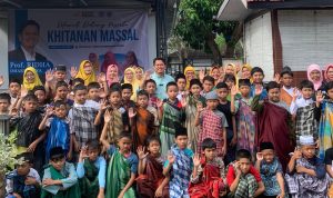 Prof Ridha foto bersama saat acara khitanan massal. BP/erwan