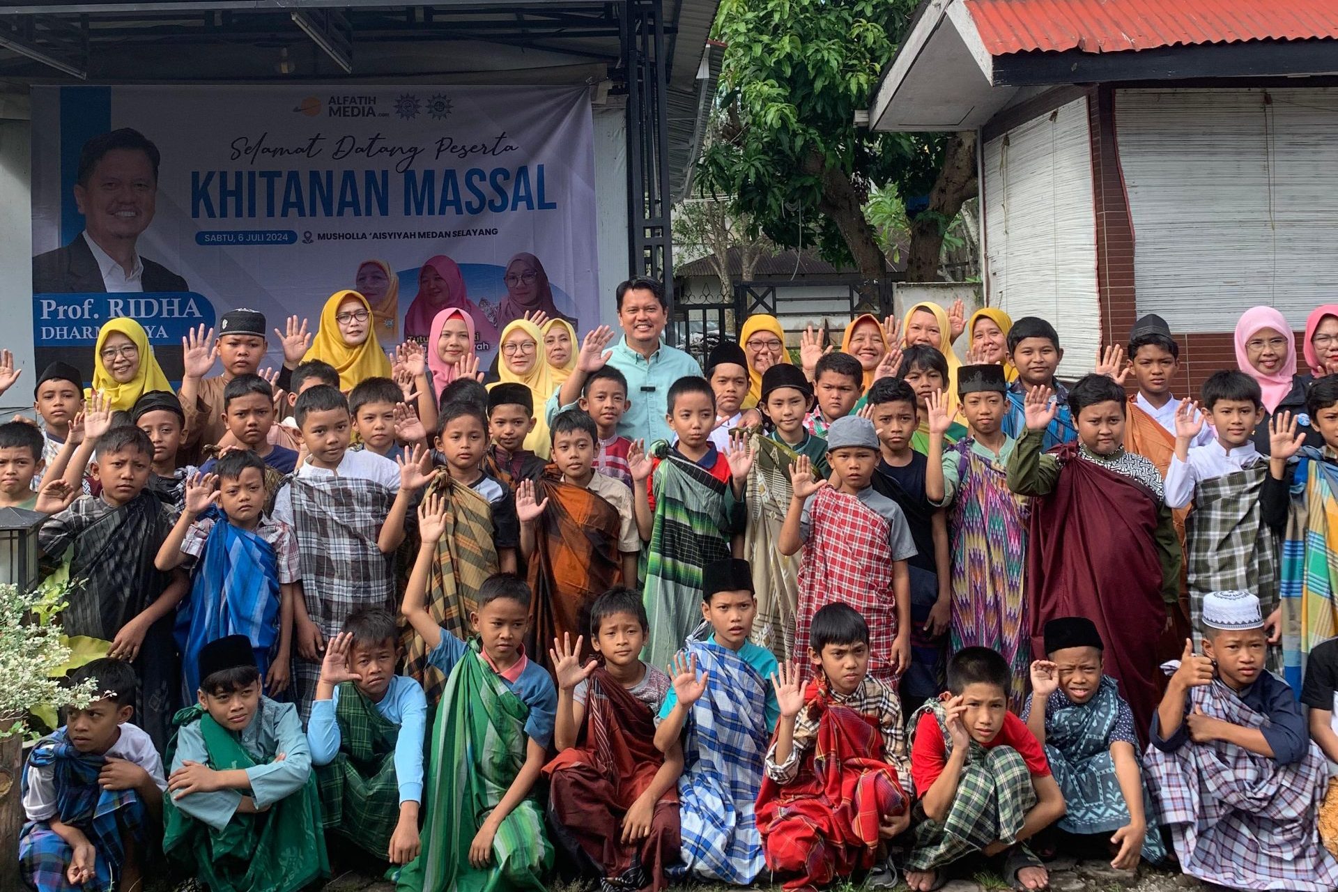 Prof Ridha foto bersama saat acara khitanan massal. BP/erwan