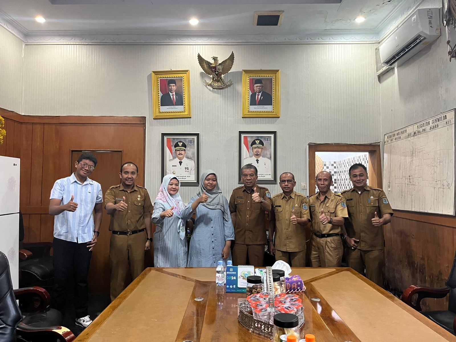 Sekda Kota Binjai bersama Kadis Pendidikan dan juga Kepsek SMPN 1 Binjai lepas Putri Aniqa Tarigan perwakilan Sumatera Utara dalam pelatihan bintang sobat tingkat Nasional tahun 2024.
