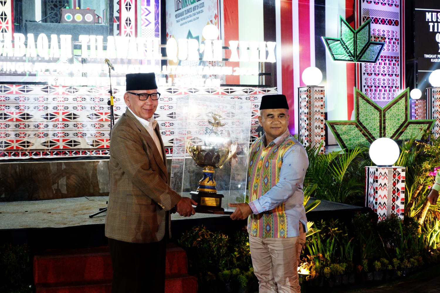 Asisten Kesra Kota Medan HM Sofyan saat menerima piala bergilir dari Pj Gubsu Agus Fatoni diwakili M Arman Efendy. BP/erwan