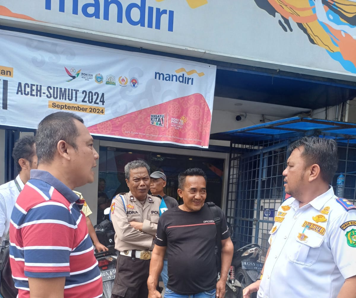 Dinas Perhubungan kerja sama dengan Polisi amankan program parkir tepi jalan. BP/erwan