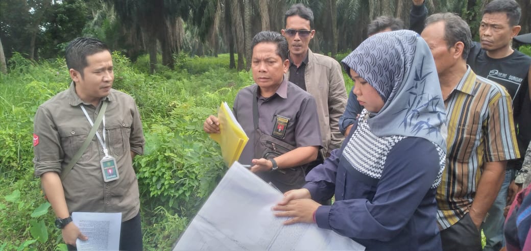 Pengadilan Negeri Stabat lakukan sidang lapangan di lahan sengketa PT Buana Estate Desa Cinta Raja, Kecamatan Secanggang. Photo:Sangkot Sihotang
