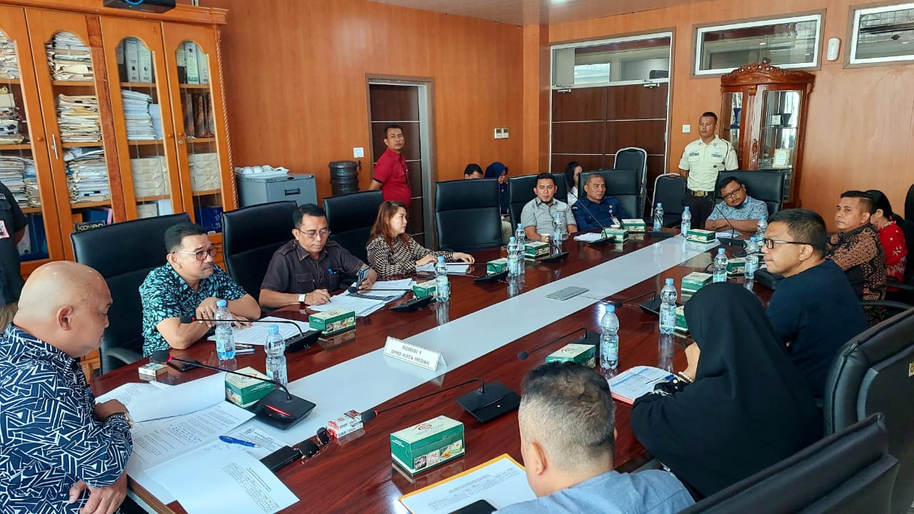 Ketua Komisi I DPRD Medan saat RDP bersama KPU dan Bawaslu Medan di Ruang Komisi Gedung Dewan, Selasa (9/7/2024). BP/erwan