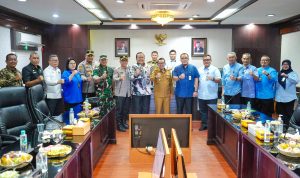 Wakil Wali Kota Medan Aulia Rachman foto bersama di Balai Kota Medan. BP/erwan