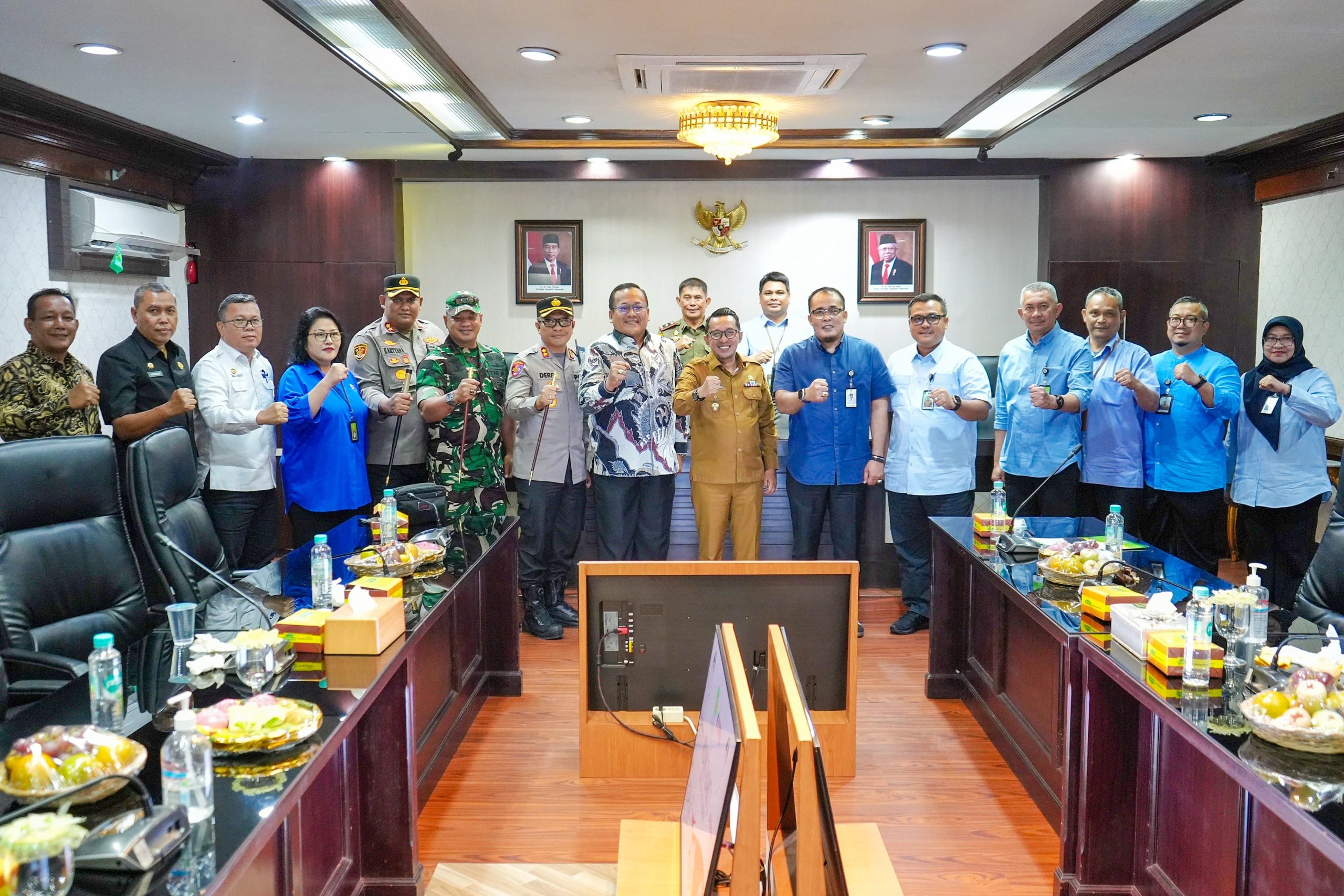 Wakil Wali Kota Medan Aulia Rachman foto bersama di Balai Kota Medan. BP/erwan