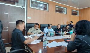 Ketua Komisi 1 DPRD Medan Sudari, ST saat rapat bersama Kadis Disdikbud Benny Sinomba Siregar di Gedung DPRD Medan. BP/erwan