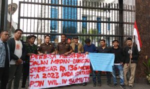 massa ketika melakukan aksi unjuk rasa di Kantor Kejaksaan Tinggi Sumut atas dugaan korupsi di Pjn Wilayah IV Sumatera Utara.(Istimewa).