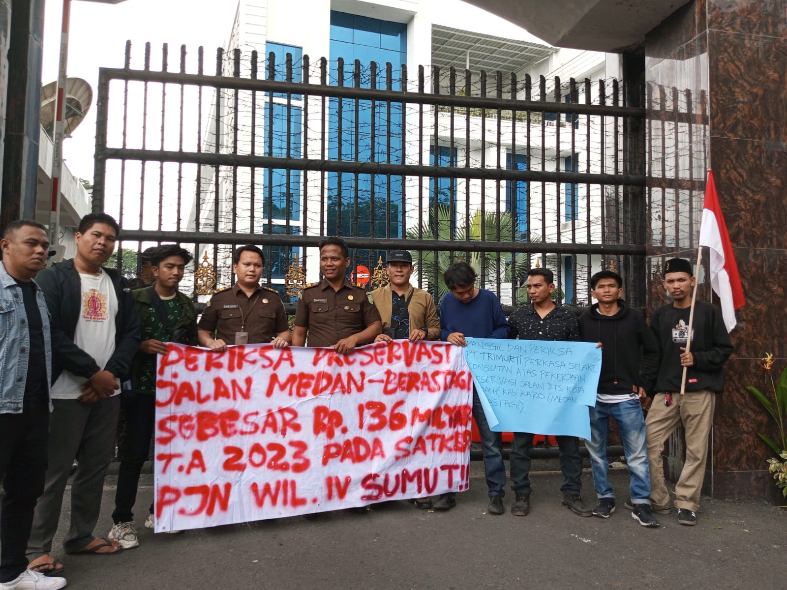 massa ketika melakukan aksi unjuk rasa di Kantor Kejaksaan Tinggi Sumut atas dugaan korupsi di Pjn Wilayah IV Sumatera Utara.(Istimewa).