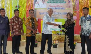 Asisten Pemerintahan bersama Kabag Kesra kota Binjai menyerah bantuan ke Raudhatul Athfal Nur Hasanah. 