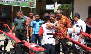 Wali Kota Binjai bersama Kadis Ketapang serahkan bantuan Alsintan(Alat dan mesin pertanian) ke 21 kelompok tani. 