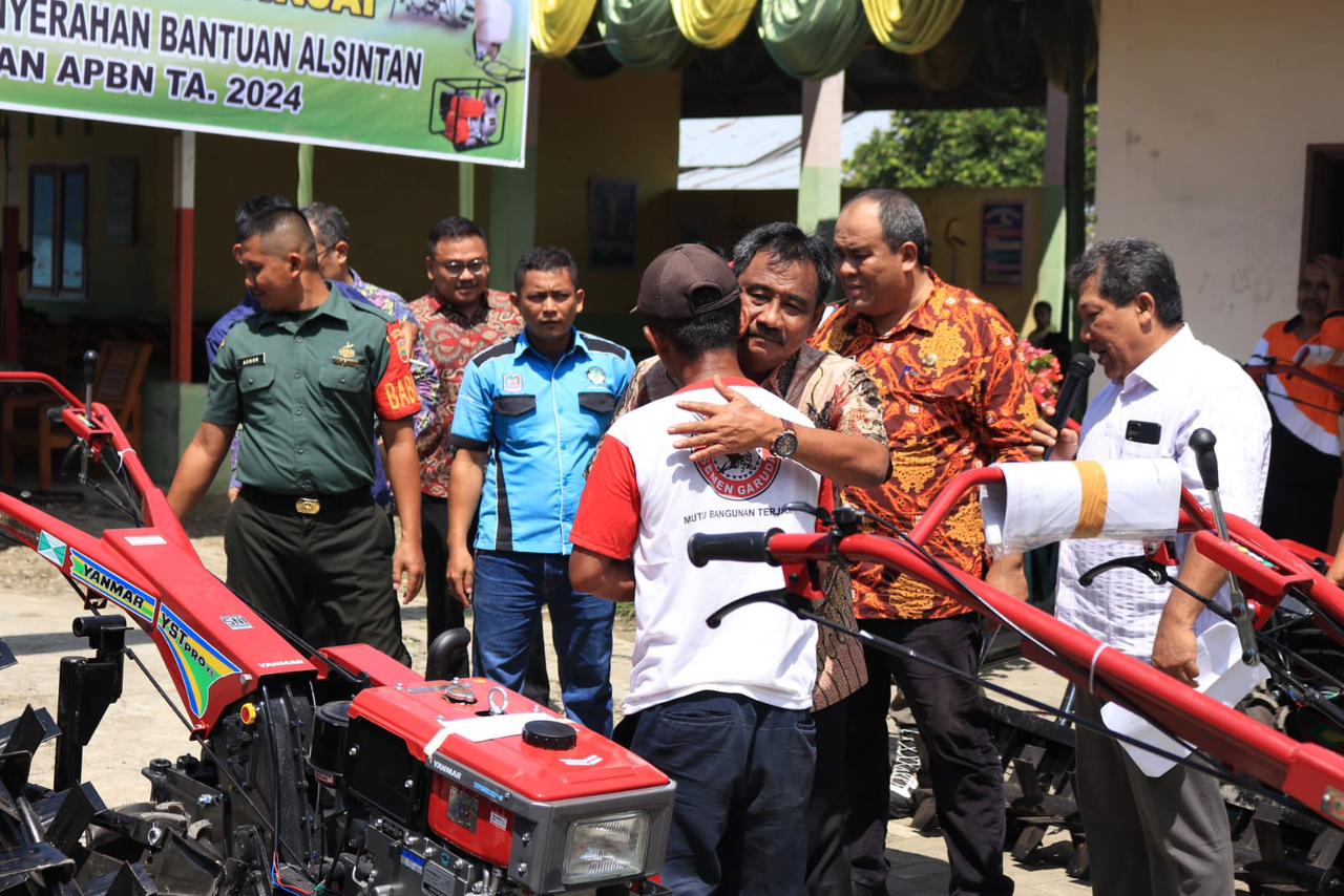 Wali Kota Binjai bersama Kadis Ketapang serahkan bantuan Alsintan(Alat dan mesin pertanian) ke 21 kelompok tani. 