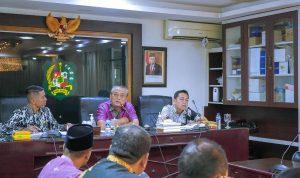 Asisten Ekbang Agus Suryono (tengah) didampingi Dirut PUD Pasar Medan (kiri) dan Regen Harahap (kanan) saat rapat di Balai Kota Medan, Kamis (11/7/2024). BP/erwan