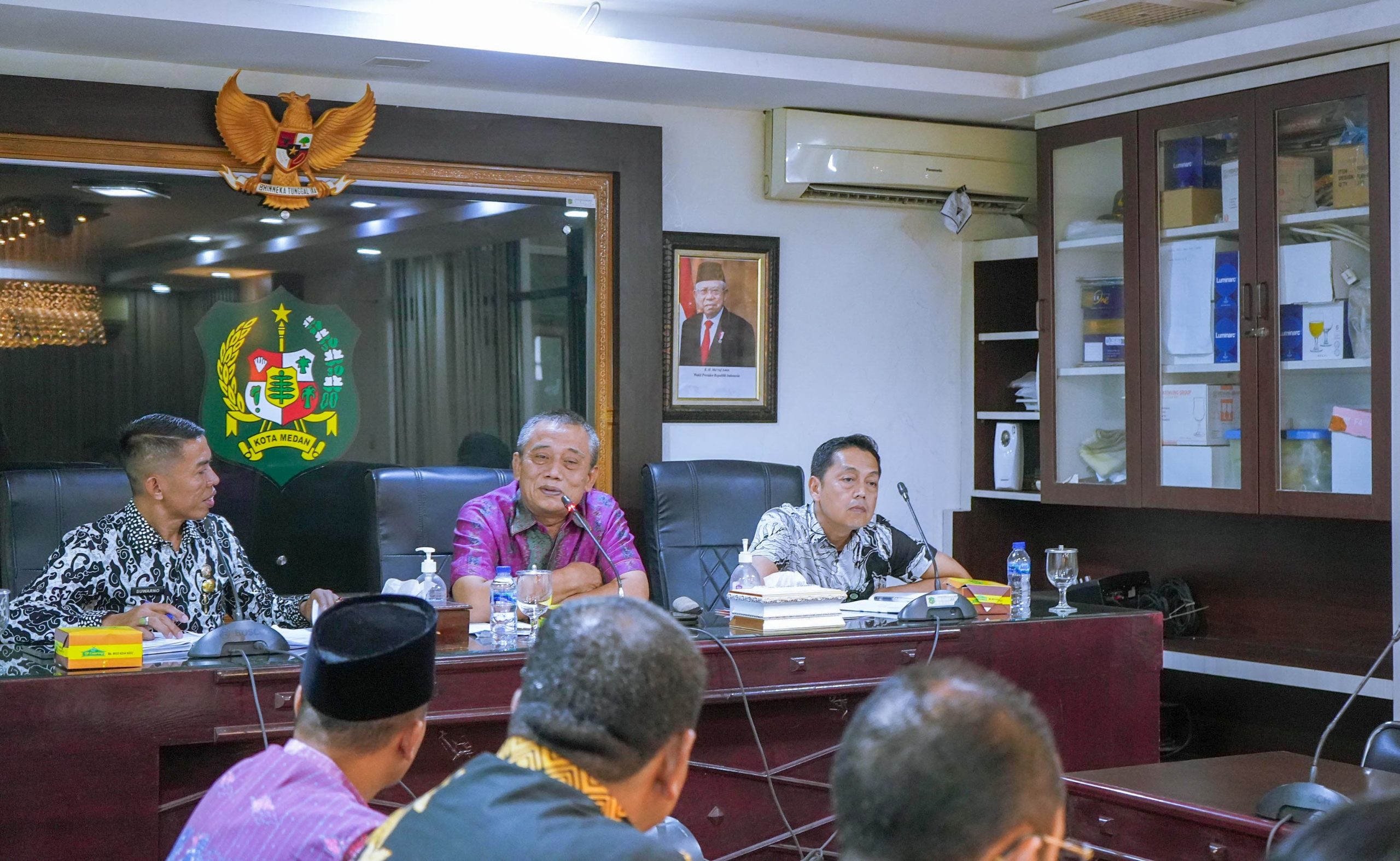 Asisten Ekbang Agus Suryono (tengah) didampingi Dirut PUD Pasar Medan (kiri) dan Regen Harahap (kanan) saat rapat di Balai Kota Medan, Kamis (11/7/2024). BP/erwan