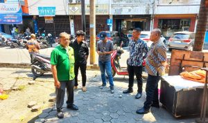 Dirut PUD Pasar Medan Suwarno (2 dari kanan) didampingi Kabag Penertiban Sunarto, Kasubag Kebersihan Nurabdi saat aksi kebersihan di Pasar Petisah Tahap II Medan, Kamis (11/7/2024). BP/erwan
