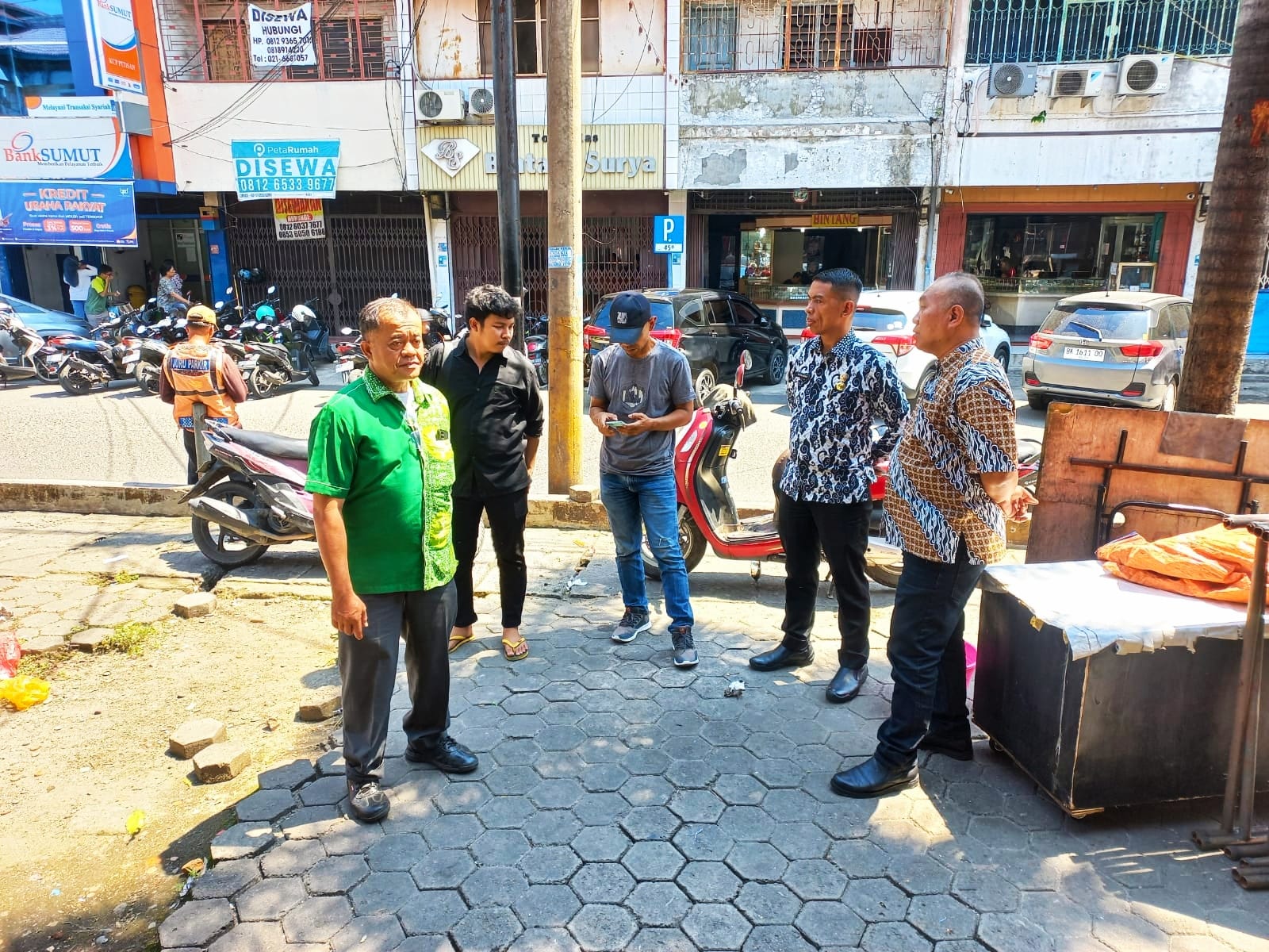 Dirut PUD Pasar Medan Suwarno (2 dari kanan) didampingi Kabag Penertiban Sunarto, Kasubag Kebersihan Nurabdi saat aksi kebersihan di Pasar Petisah Tahap II Medan, Kamis (11/7/2024). BP/erwan