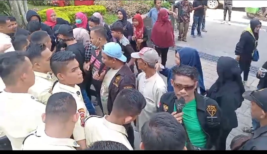 Aksi demo di Kantor BRI Kanwil Sumut Menara Jalan Putri Hijau Medan, Kamis (11/7/2024). BP/erwan