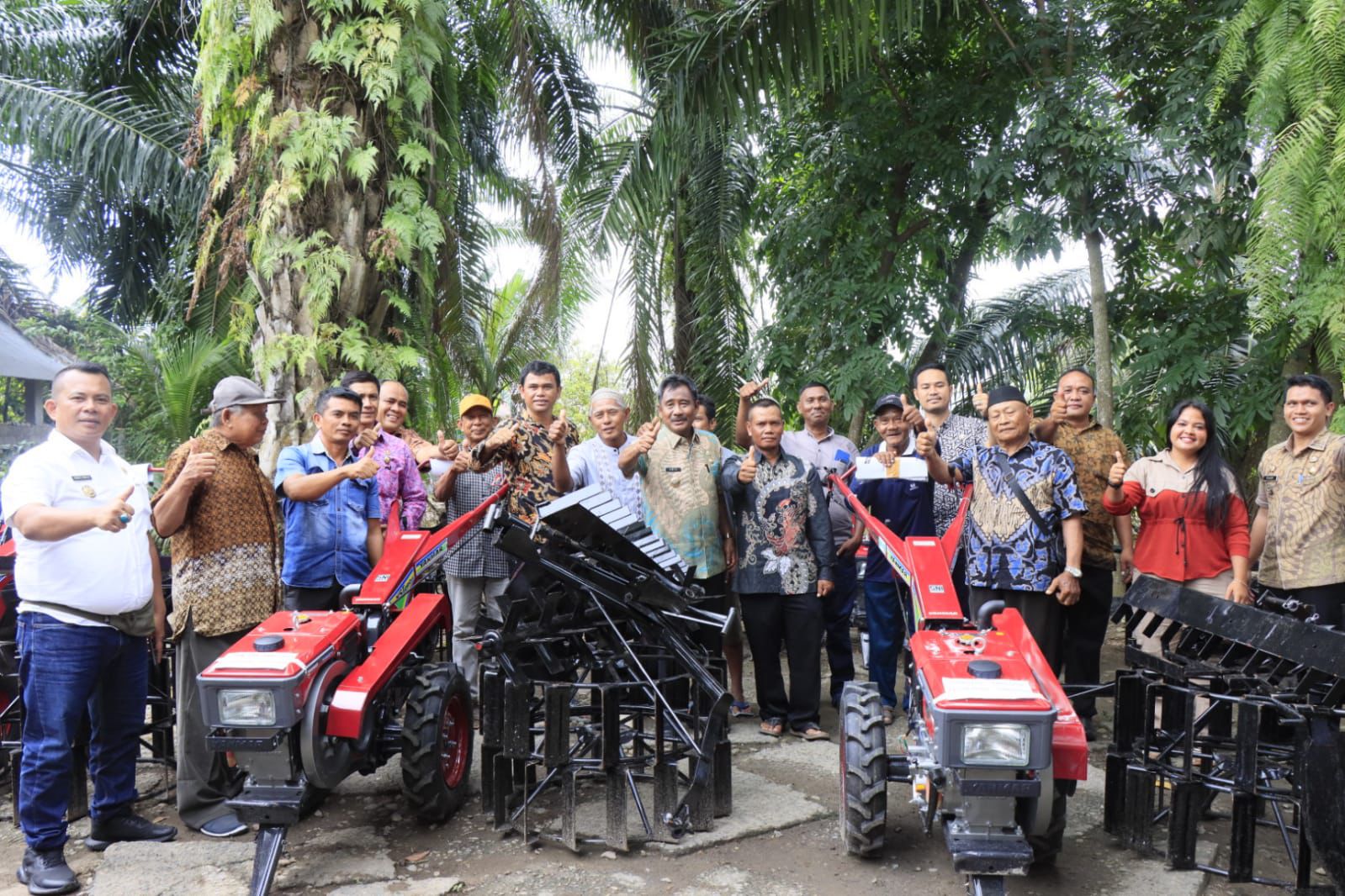 Wali Kota Binjai serahkan bantuan Alat Mesin Pertanian (Alsintan) untuk dua kelompok tani.