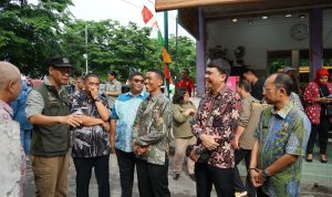 Deputi Konsumsi Keamanan Pangan Bappannas Andriko Noto Susanto didampingi Dirut PUD Pasar Medan Suwarno saat berkunjung ke Pasar Sei. Sikambing Medan. BP/erwan