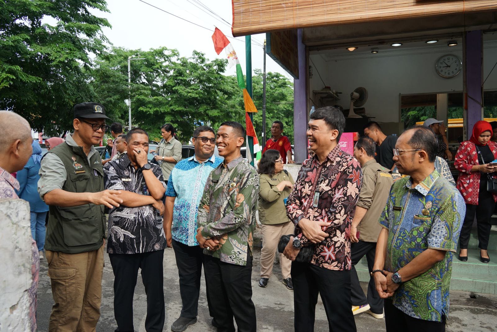 Deputi Konsumsi Keamanan Pangan Bappannas Andriko Noto Susanto didampingi Dirut PUD Pasar Medan Suwarno saat berkunjung ke Pasar Sei. Sikambing Medan. BP/erwan