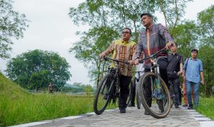 Wali Kota Medan Bobby Nasution mengendarai sepeda meninjau revitalisasi Taman Candika Medan. BP/erwan