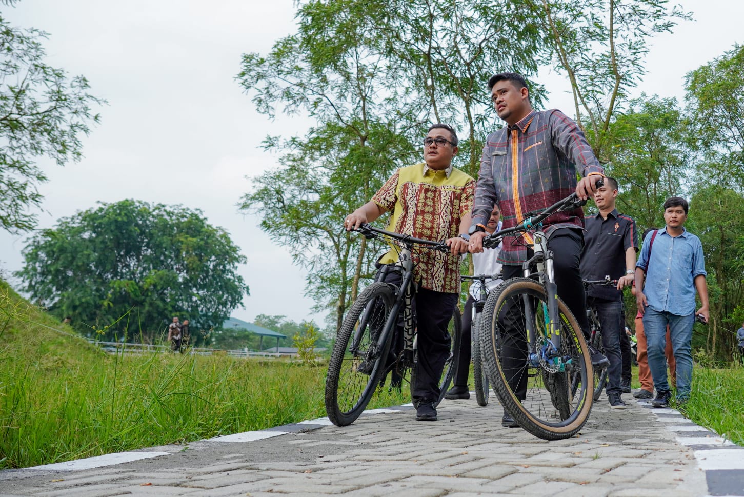 Wali Kota Medan Bobby Nasution mengendarai sepeda meninjau revitalisasi Taman Candika Medan. BP/erwan