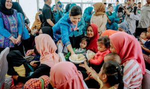 Kahyang Ayu saat memberikan makan tambahan kepada anak stunting. BP/erwan