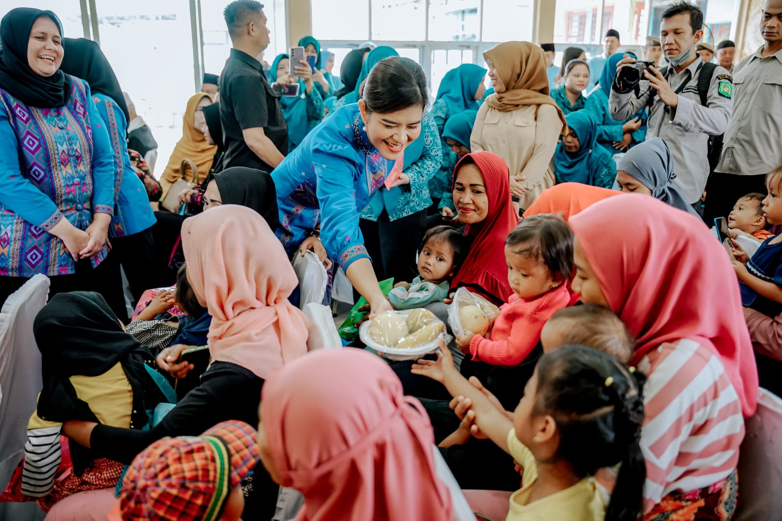 Kahyang Ayu saat memberikan makan tambahan kepada anak stunting. BP/erwan