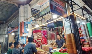 Sabar Tarigan Jaya saat melayani pembeli di Lantai I Pasar Pusat Pasar Medan, Minggu (14/7/2024). BP/erwan
